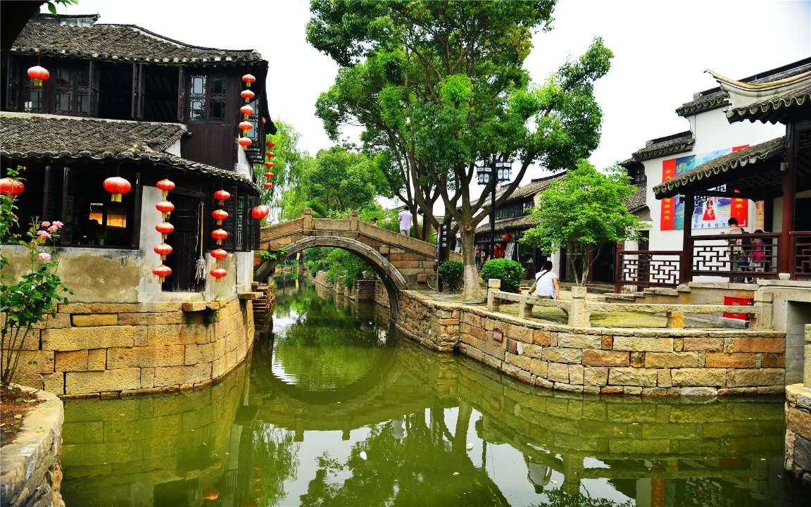 豆娃踢足球